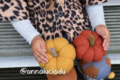 Knitting pumpkin in 3 different sizes