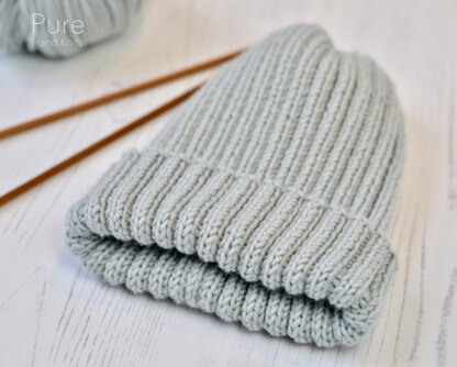 Mikki Simple Rib Hat in Rialto DK