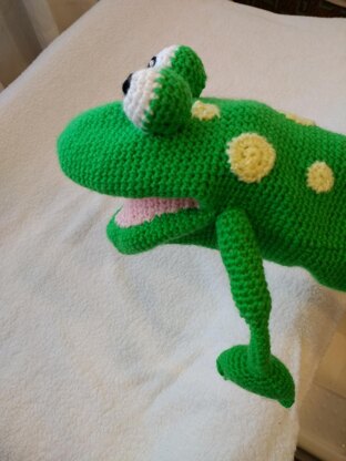 Giuseppe frog, amigurumi hand puppet