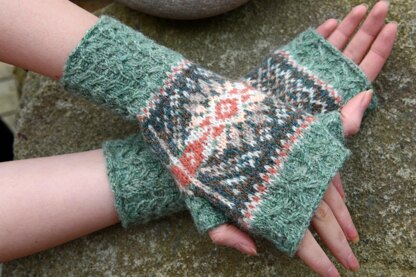 Scallafield handwarmers and hat