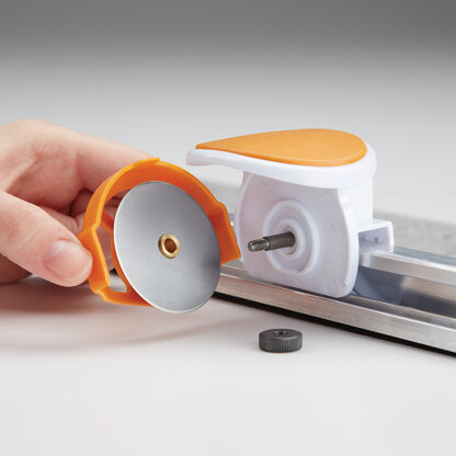 Fiskars Rotary Cutter & Ruler Combo: 45mm Diameter: (6 x 24 in)15 x 61cm