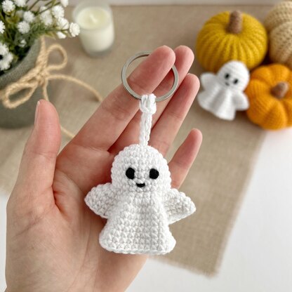 Crochet ghost pattern no sew Amigurumi ghost keychain charm Halloween ornament Car mirror hanger Keyring crochet bag charm
