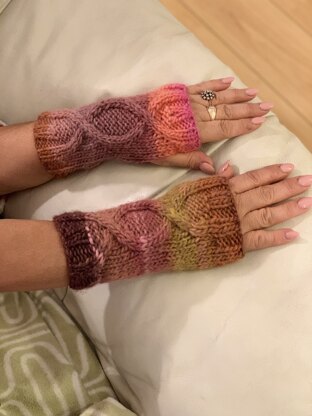 The Minik Bird - Wrist Warmers