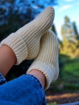 Warm unisex crochet socks with adjustable size pattern S1