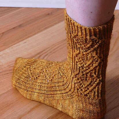 Lacy Leaf Socks - knitting pattern