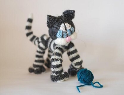 Playful Blue eyes Tabby cat ( a wire skeleton inside) - knitting pattern (knitted round)