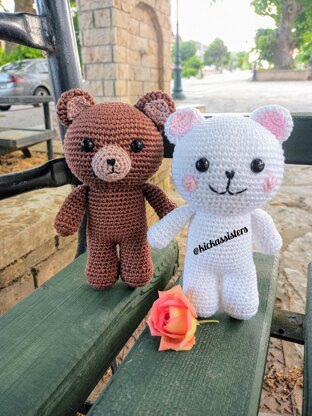 Brown and white bears amigurumi