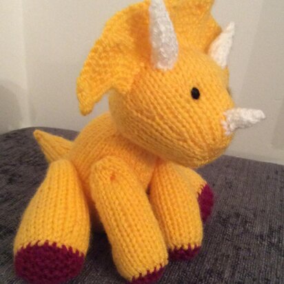 Triceratops dinosaur stuffed toy amigurumi - knitting pattern