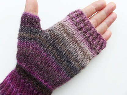 Fingerless gloves with braid