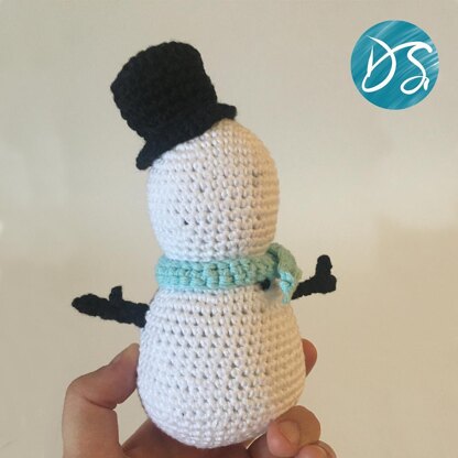 Snowy the Snowman Amigurumi