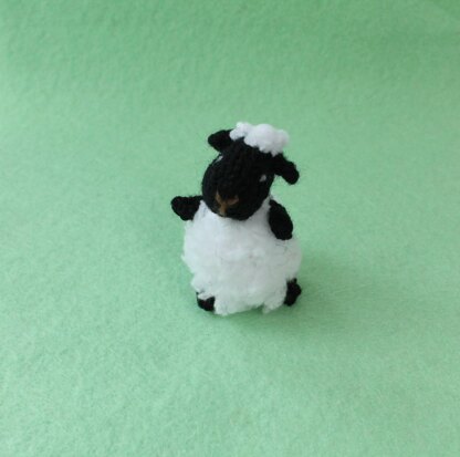 The Mini Knitting Lamb