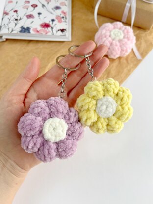 Crochet flower keyring plush Amigurumi pattern crochet bag charm Crochet car hanger