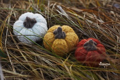 Knitted autumn pumpkins pattern in 3 sizes.