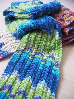 Wavy Stripes Scarf