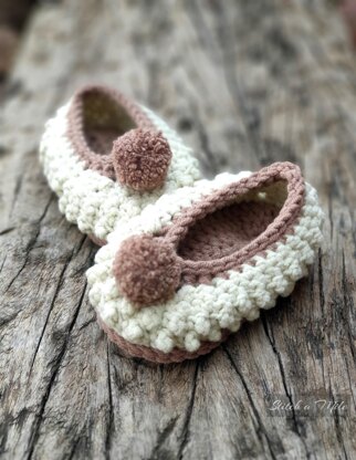 Baby bootie crochet pattern, baby slipper with knobblies and pom pom