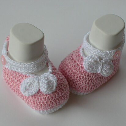 Baby shoes bow white