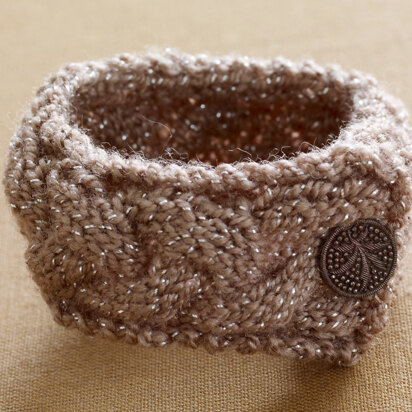 Glittering Knit Bracelet in Lion Brand Vanna's Glamour - L0589