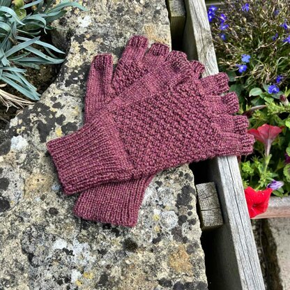 1942 Fingerless Women's Gloves Knitting Pattern - Vintage Knitting Pattern