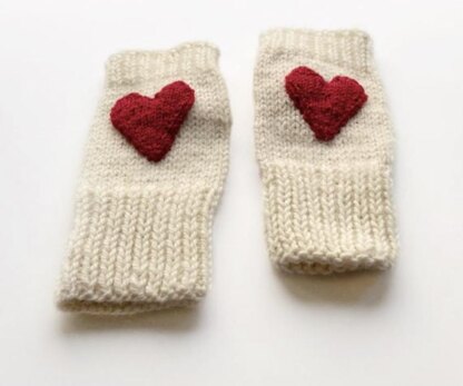 Fingerless gloves with heart