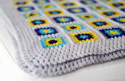 Taurari crochet granny square blanket by Yaarnen