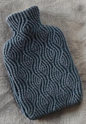 Brynne Hot Water Bottle Cover (Brioche knitting)