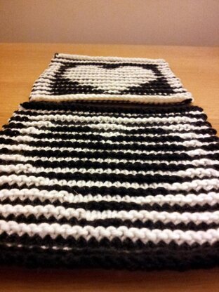 Black & White Valentine Heart Illusion Knitting