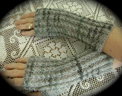 BABY CABLE FINGERLESS GLOVES