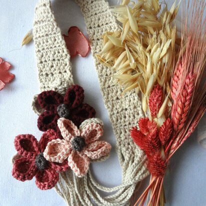 String Flowers Necklace