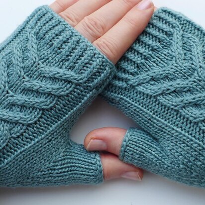 Fingerless gloves with braid