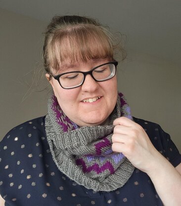 Contrast Chevron Cowl