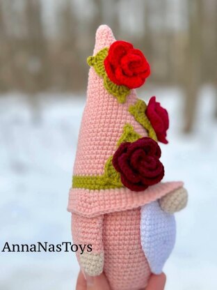 Pink gnome with roses