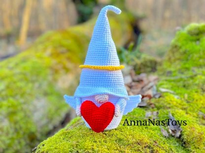 Gnome angel with heart