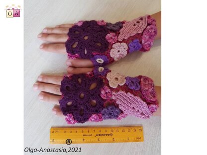 Bright fingerless gloves for girls