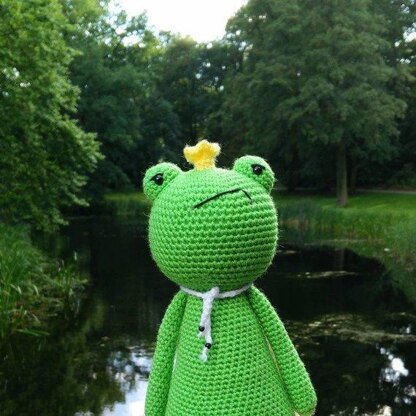 King Frog Crochet Amigurumi Pattern