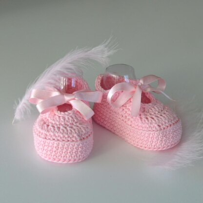 Pink baby shoes with bow