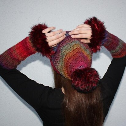 Pompom-Beanie and Fingerless Gloves