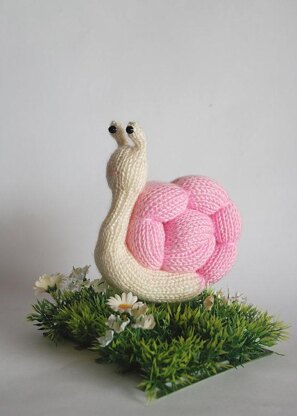 Romantic Pink Snail - knitting pattern (knitted round)