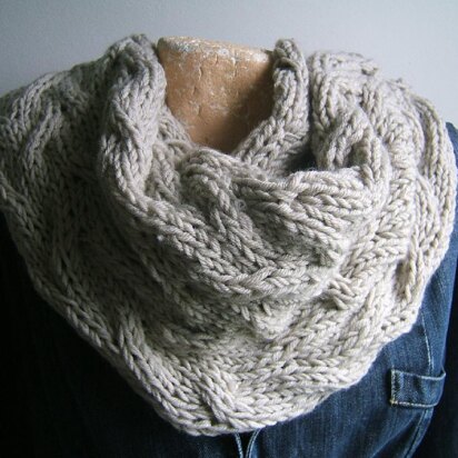 Travelling Cable Cowl Effect Neckwarmer