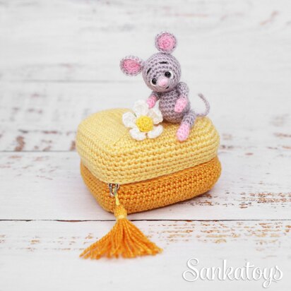 Micro Mouse in heart box