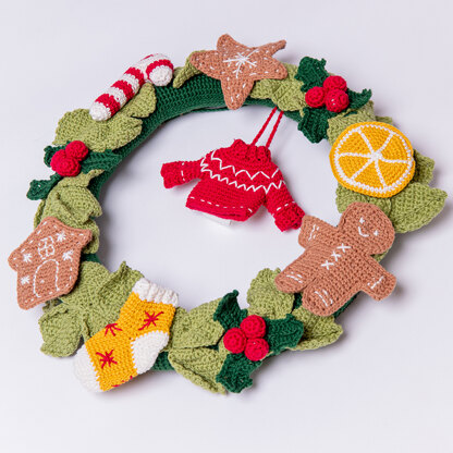 Gingerbread Christmas Wreath - Free Christmas Decorations Crochet Pattern in Paintbox Yarns Cotton DK