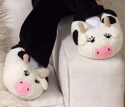 Cow Slippers in Red Heart Super Saver Economy Solids - LW2493