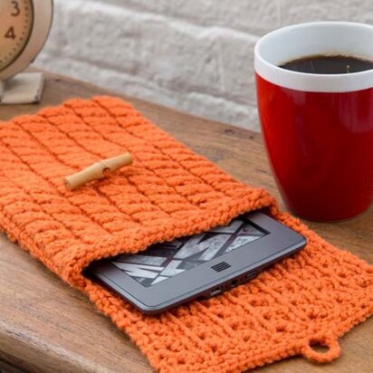 Cabled e-Reader Cozy in Red Heart With Love Solids - LW3180