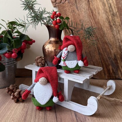 .Keychain Boy and Girl Gnomes