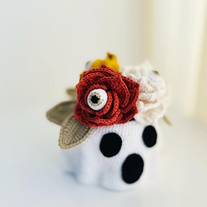 Amigurumi ghost, crochet vase with flowers, Ghost Pot