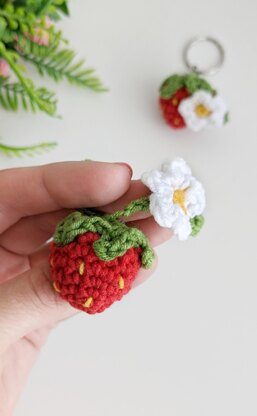 Crochet strawberry pattern, easy crochet keychain NO SEW pattern