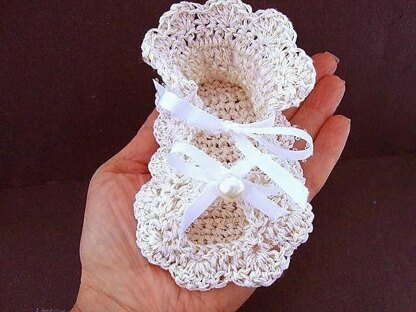 531 BABY GIRL CHRISTENING BOOTIES CROCHET PATTERN