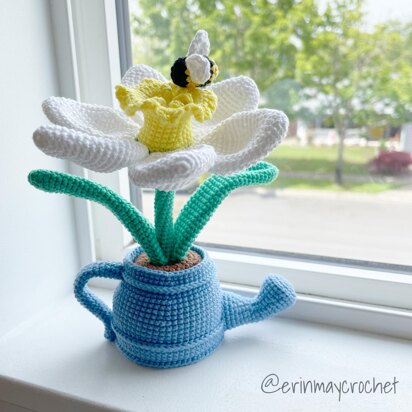 Bumble Blossom Daffodil Crochet Pattern by erinmaycrochet