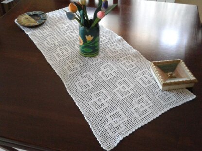 Easy table runner filet doily