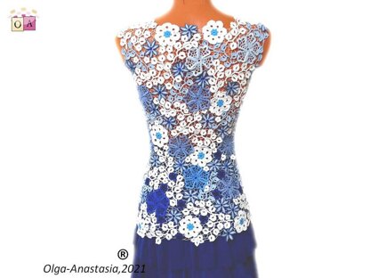 Lace blouse with blue motifs