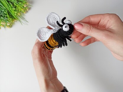 Mini crochet bee amigurumi pattern, easy crochet pattern